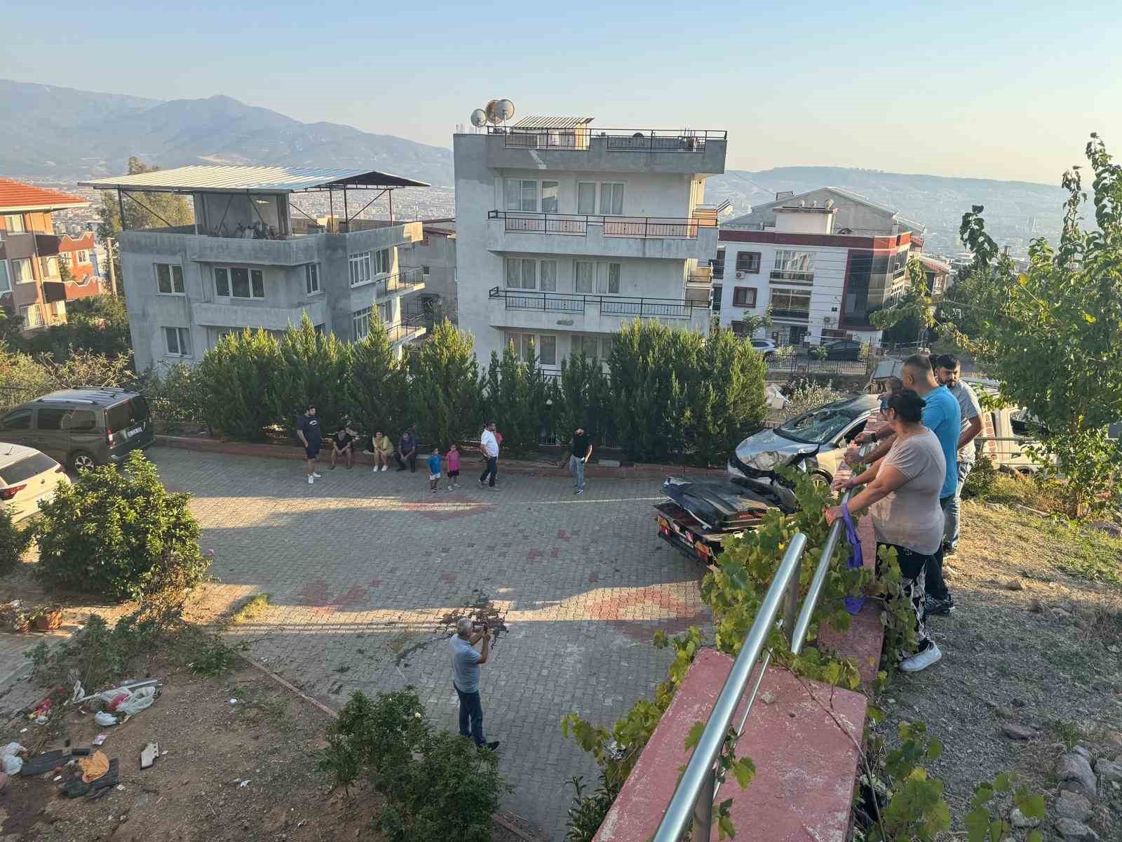 Yoldan çıkan otomobil apartman bahçesine uçtu... O anlar kamerada
