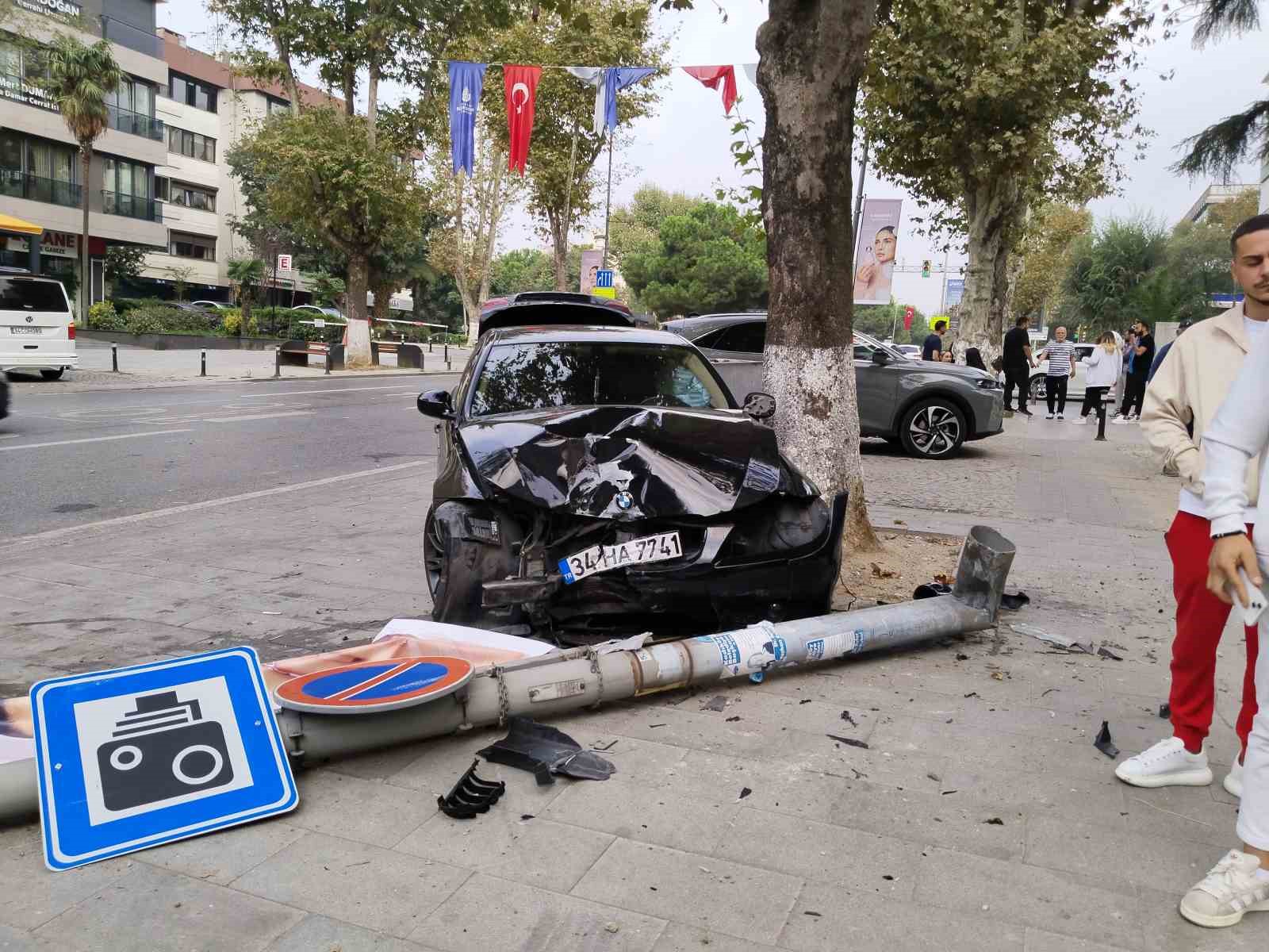 Kadıköy’de sürücüsünün kontrolünden çıkan otomobil aydınlatma direğine çarptı