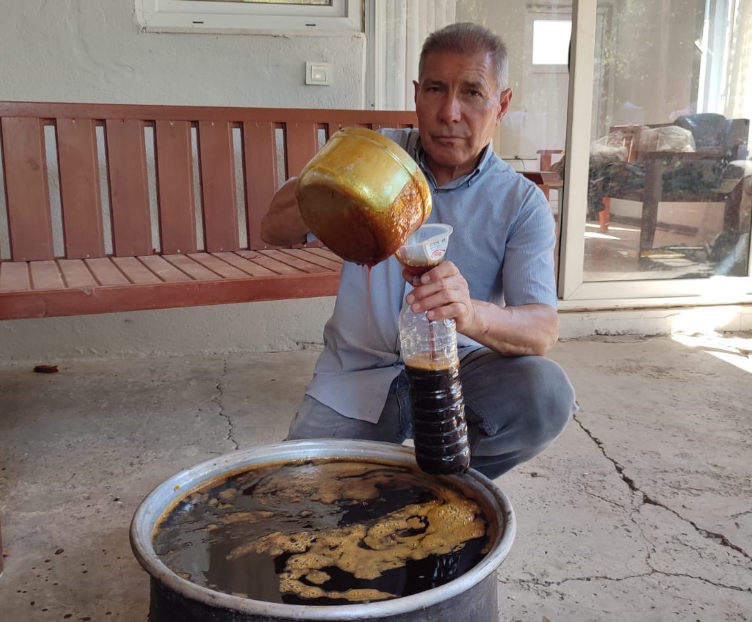 Tarlada kalan karpuzlar pekmeze dönüştü
