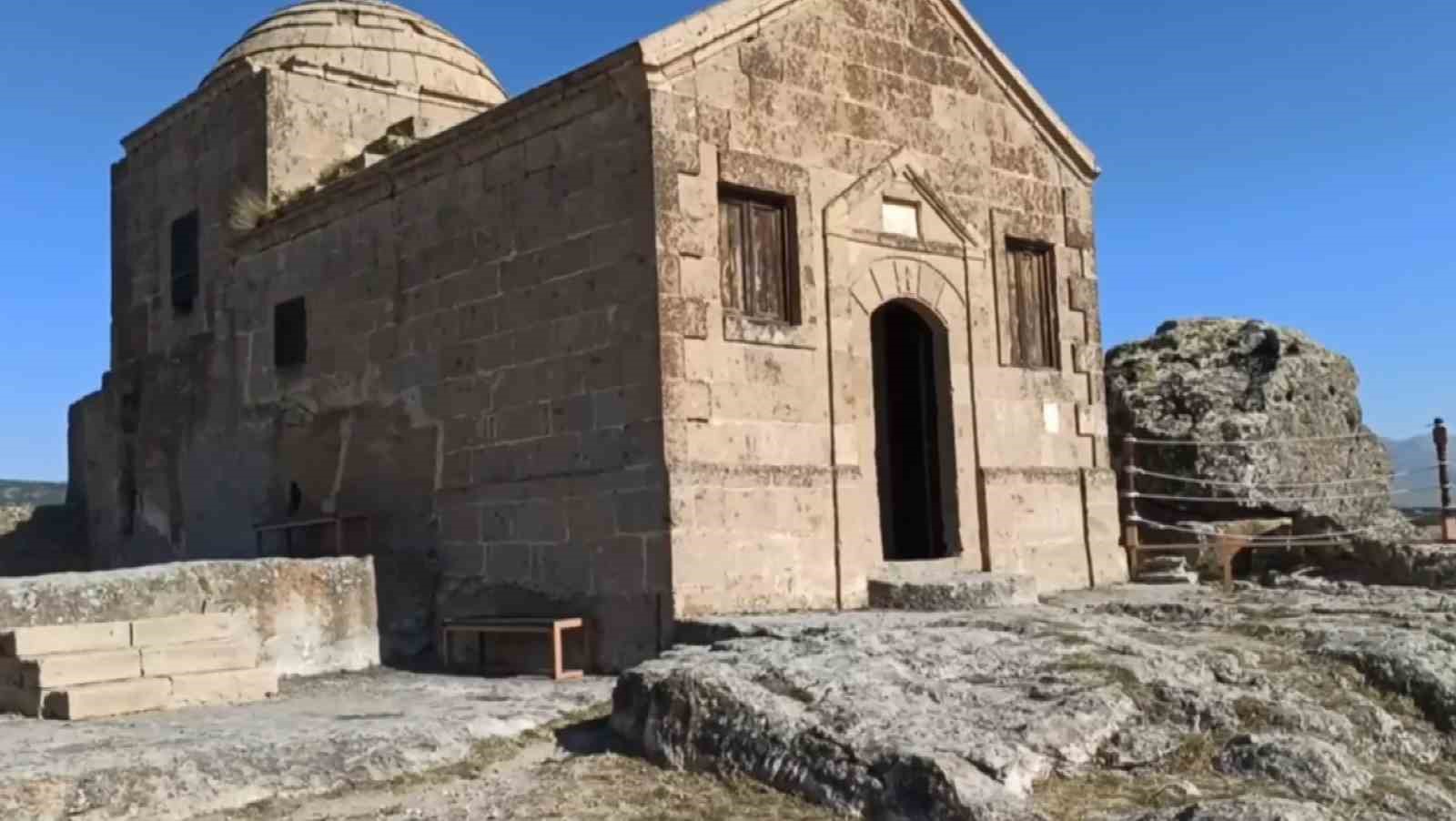 Kaya üzerindeki Yüksek Kilise ziyaretçilerin ilgi odağı
