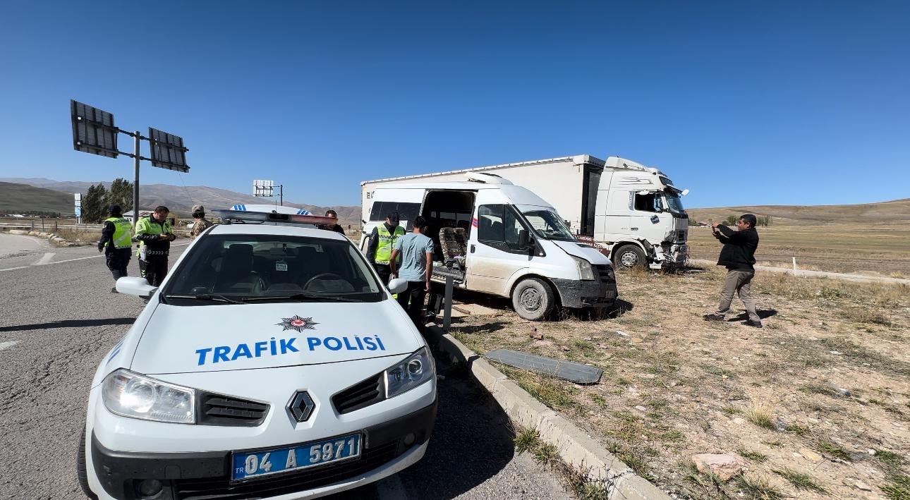 Ağrı’da yola kontrolsüz çıkan minibüs tırla çapıştı: 1’ağır, 3 yaralı