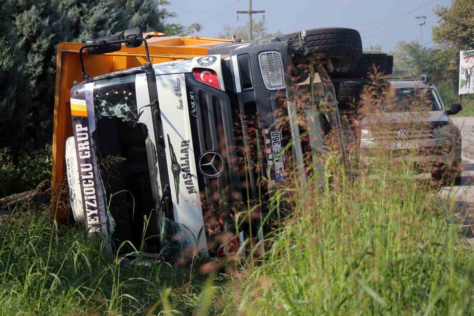 Sakarya’da toprak yüklü kamyon yol kenarına devrildi: 1 yaralı
