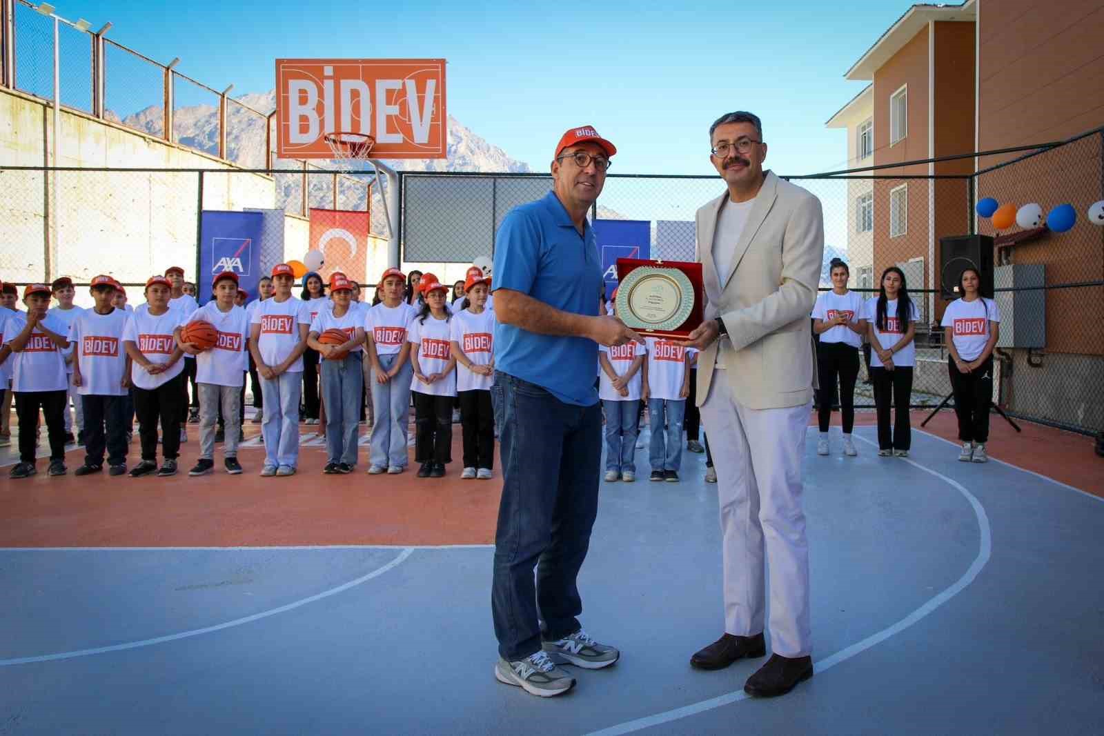 Hakkari’de basketbol sahasının açılışı yapıldı
