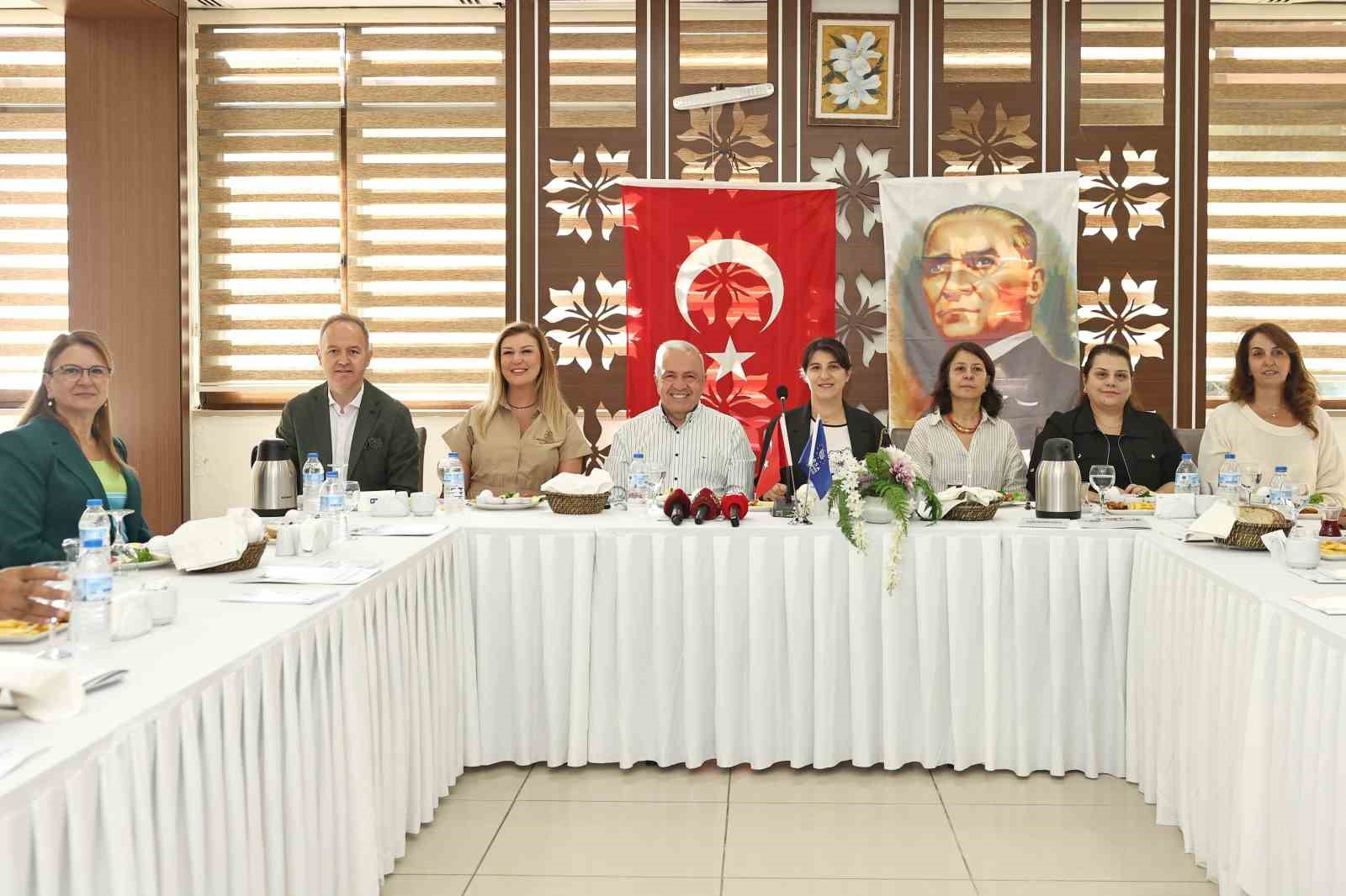 Başkan Şadi Özdemir: "Sokak hayvanlarını toplamayacağız"
