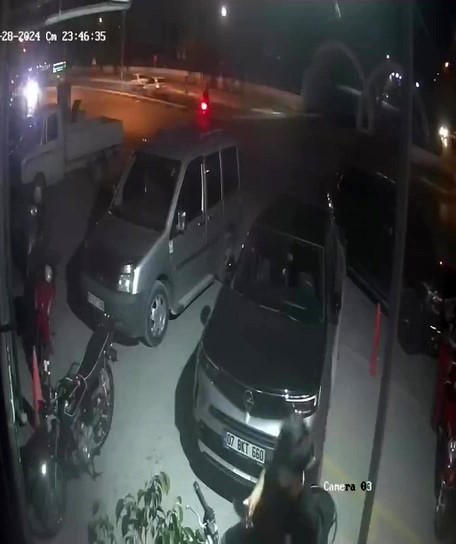 Motosiklete çarpmamak için direksiyonu kırınca refüje çarparak takla attı: 1 yaralı
