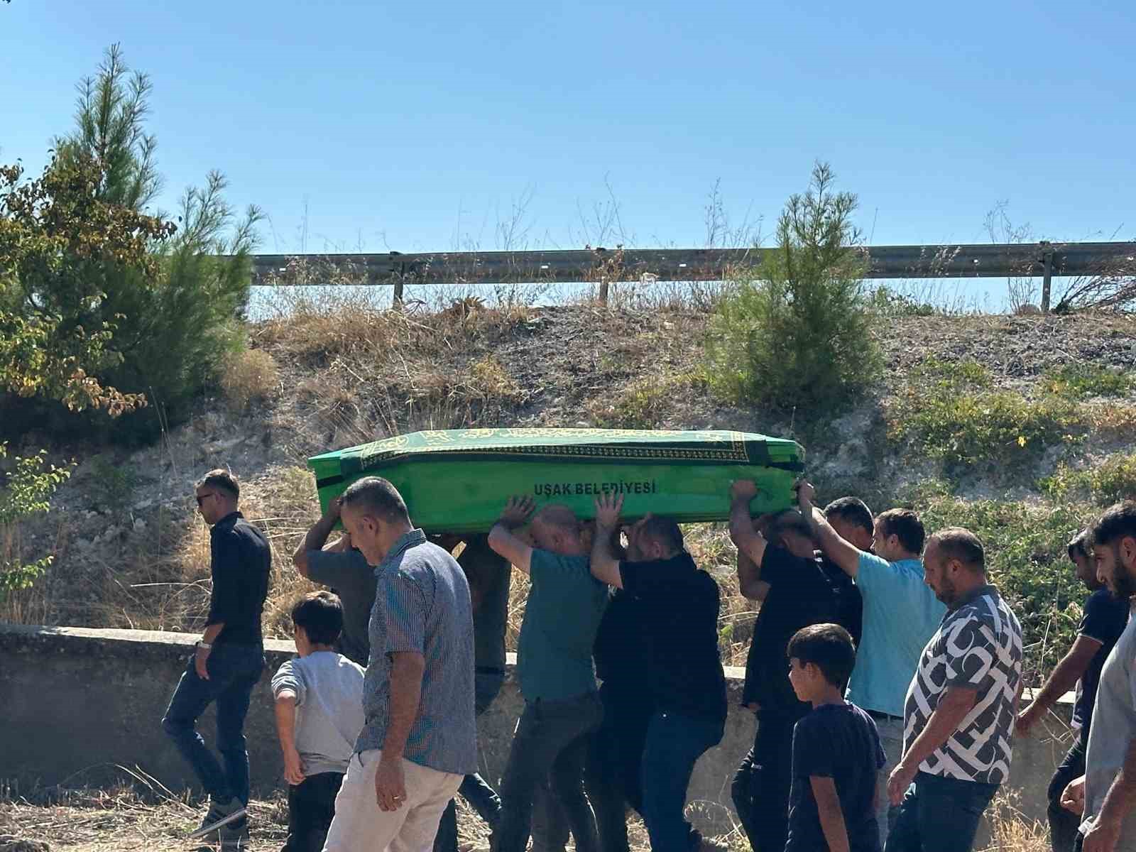 Erzincan’daki kazada ölen Uşaklı ailenin oğlu son yolculuğuna uğurlandı