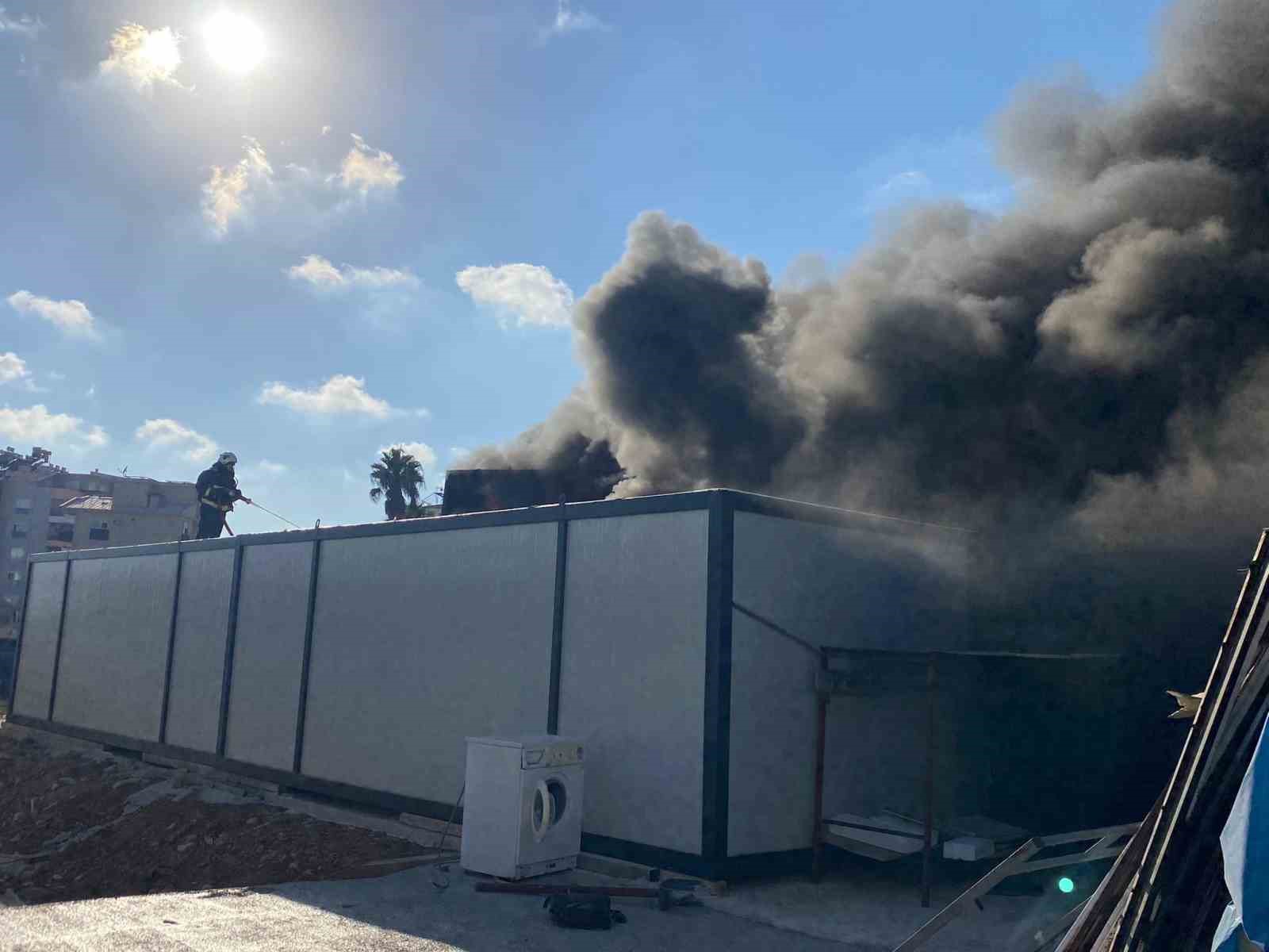 Antalya&rsquo;da iş&ccedil;ilerin kaldığı konteynerlerde yangın 