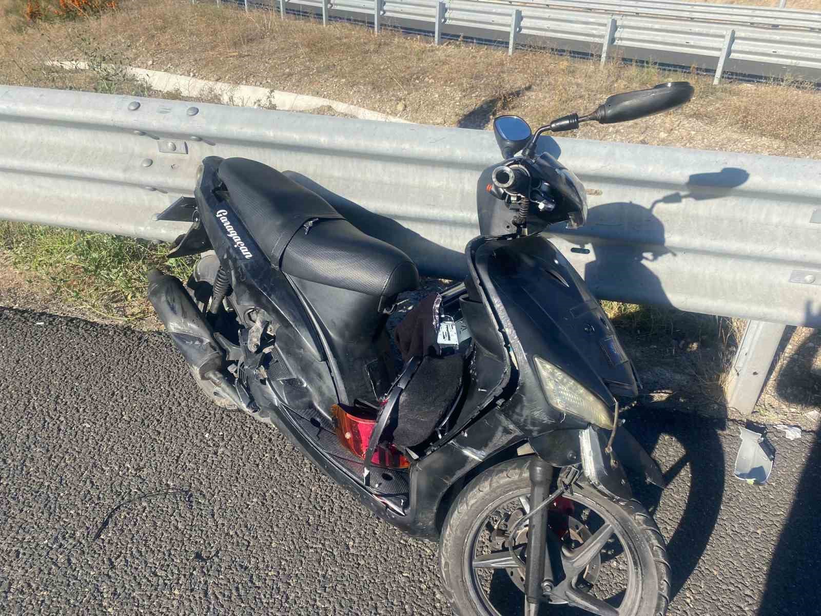 Bariyerlere çarpan motosikletin sürücüsü yaralandı
