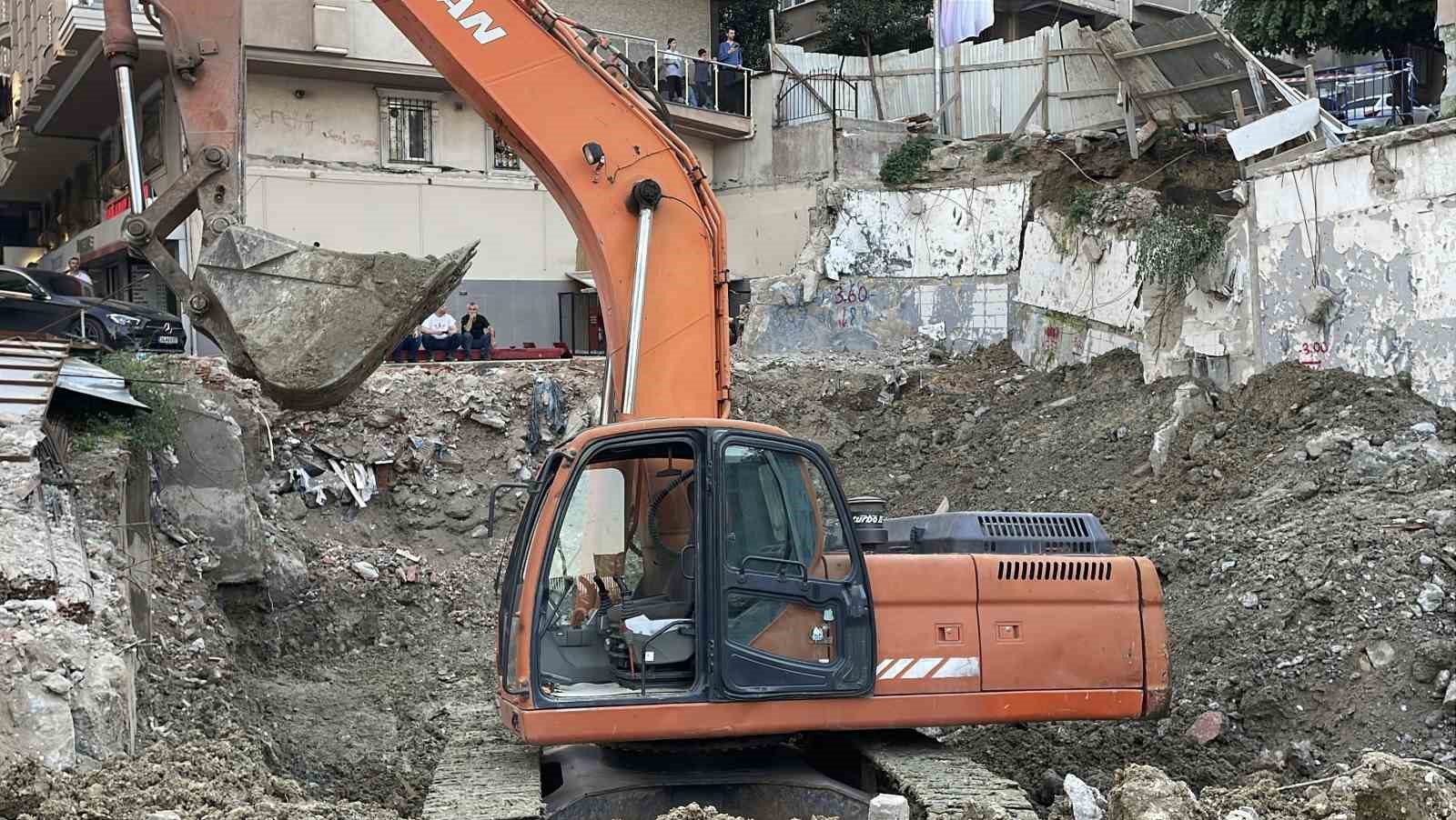 Güngören’de inşaat çalışması sırasında istinat duvarı ve yol çöktü
