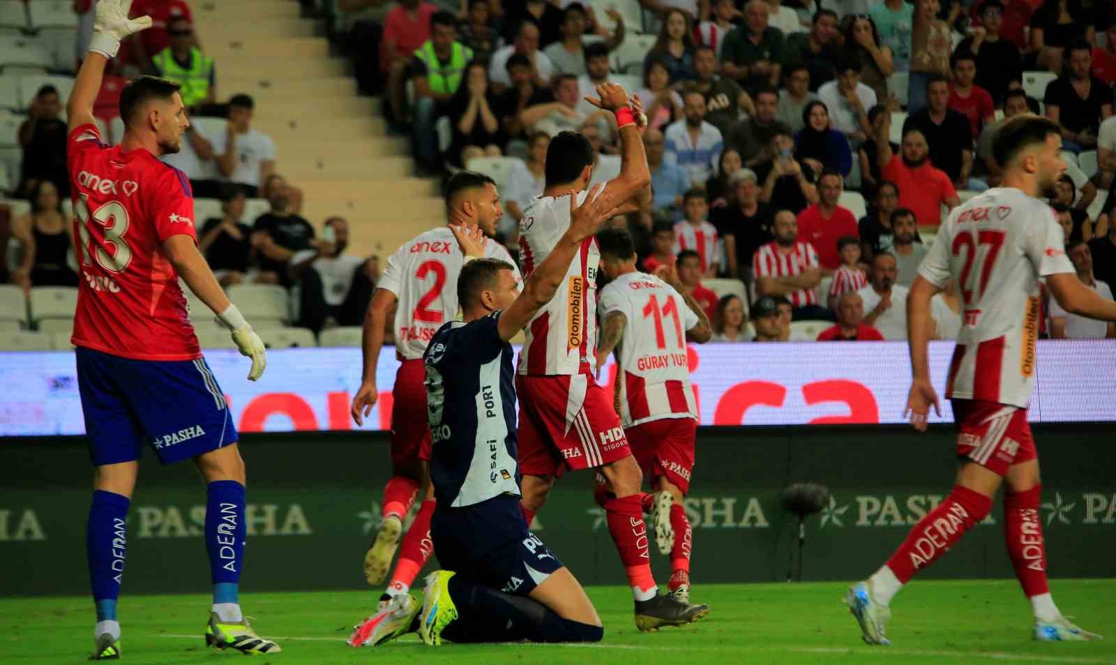 Trendyol Süper Lig: Antalyaspor: 0 - Fenerbahçe: 0 (Maç devam ediyor)
