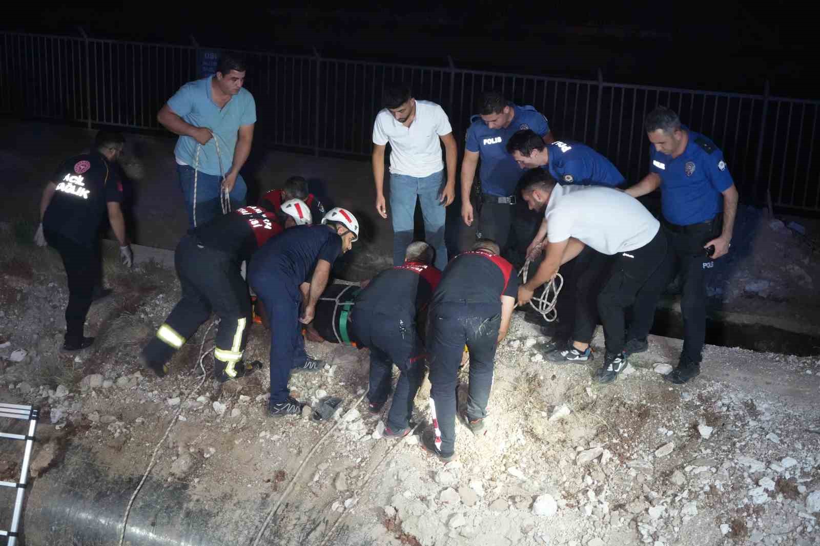 Parkta motosiklet 5 metrelik çukura düştü: 2 yaralı 