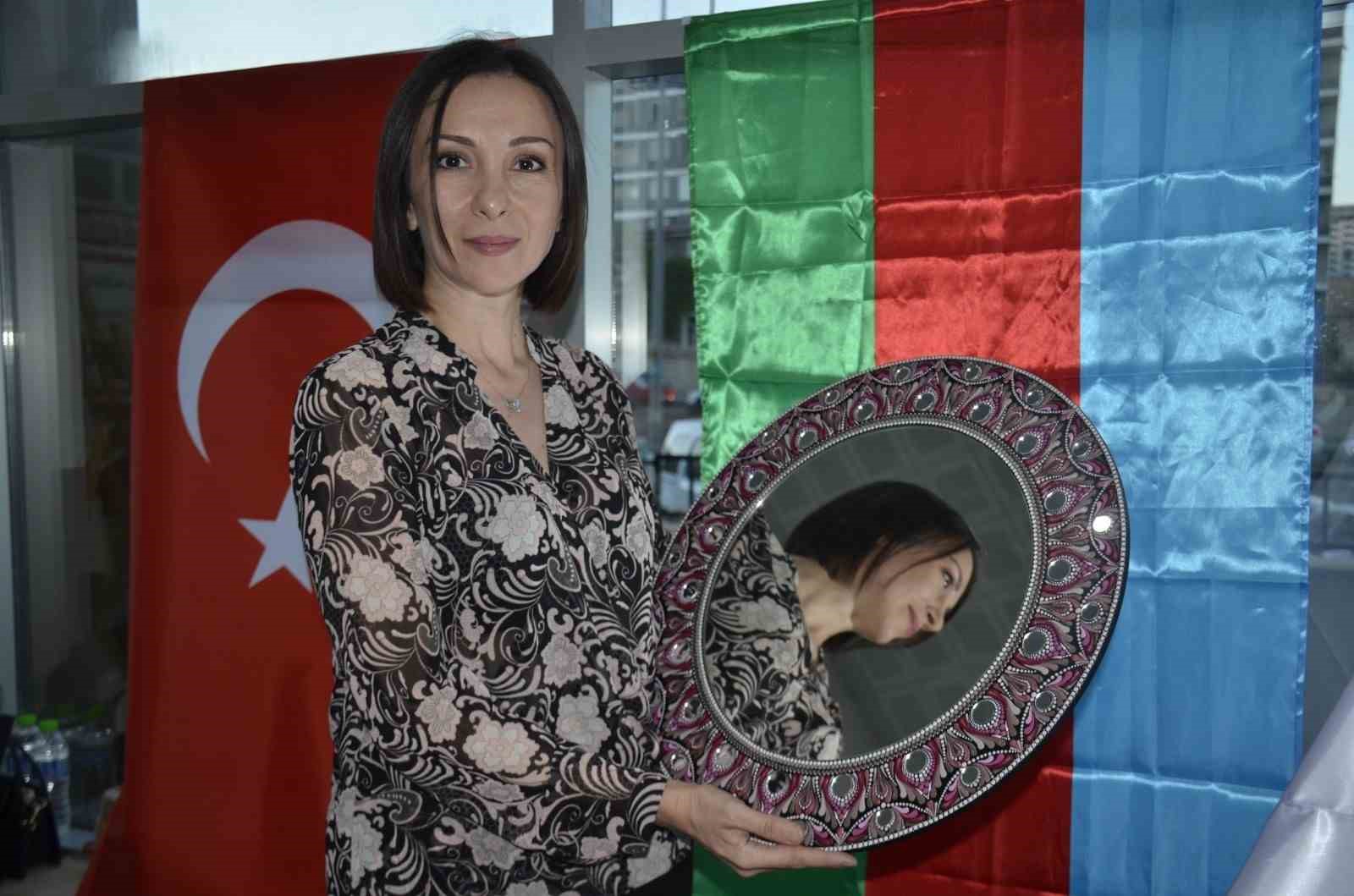 Azerbaycanlı sanatçı Eğitim Bayramında eserlerini sergiledi