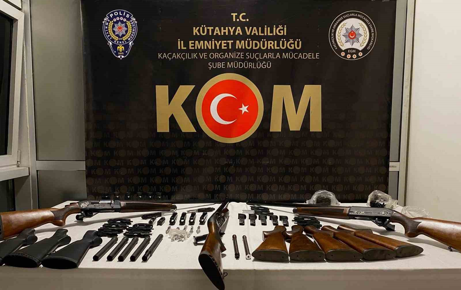 Kütahya’da kaçak silah operasyonu, gözaltına alınan 2 şüpheli serbest bırakıldı