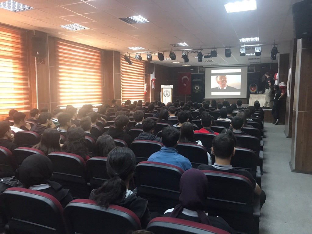 Polisten &ouml;ğrencilere ter&ouml;r bilgilendirmesi
