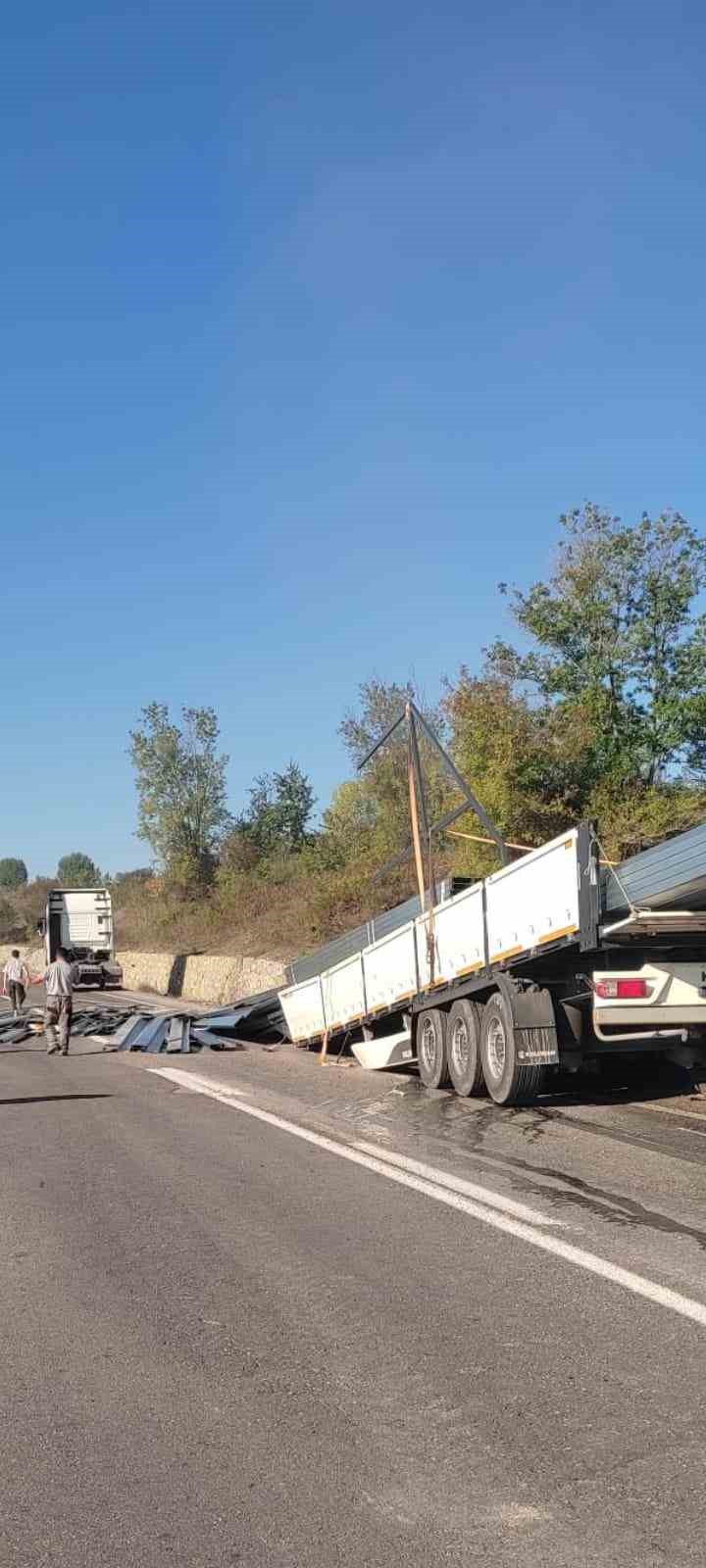 Demir yüklü tır kazaya karıştı, faciadan dönüldü
