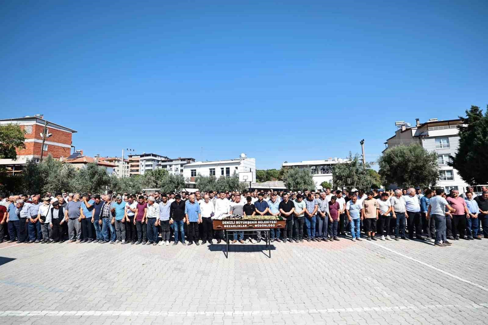 Kazada &ouml;len gen&ccedil; kız son yolcuğuna uğurlandı
