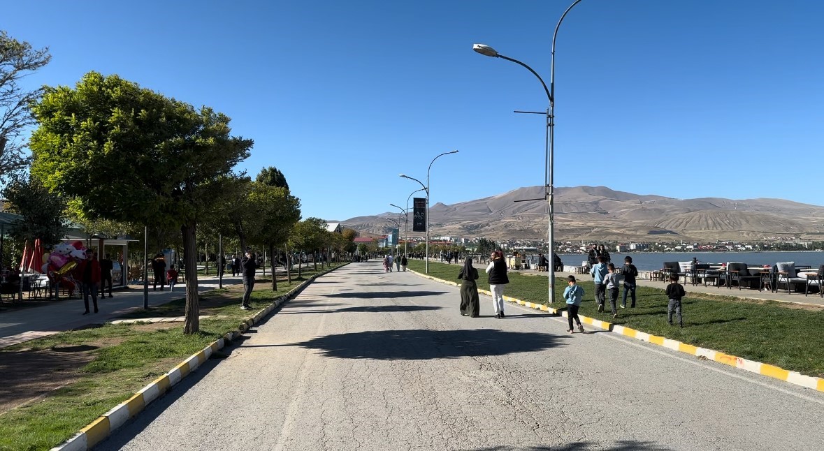 Tatvanlılar g&uuml;zel havayı sahilde değerlendirdi
