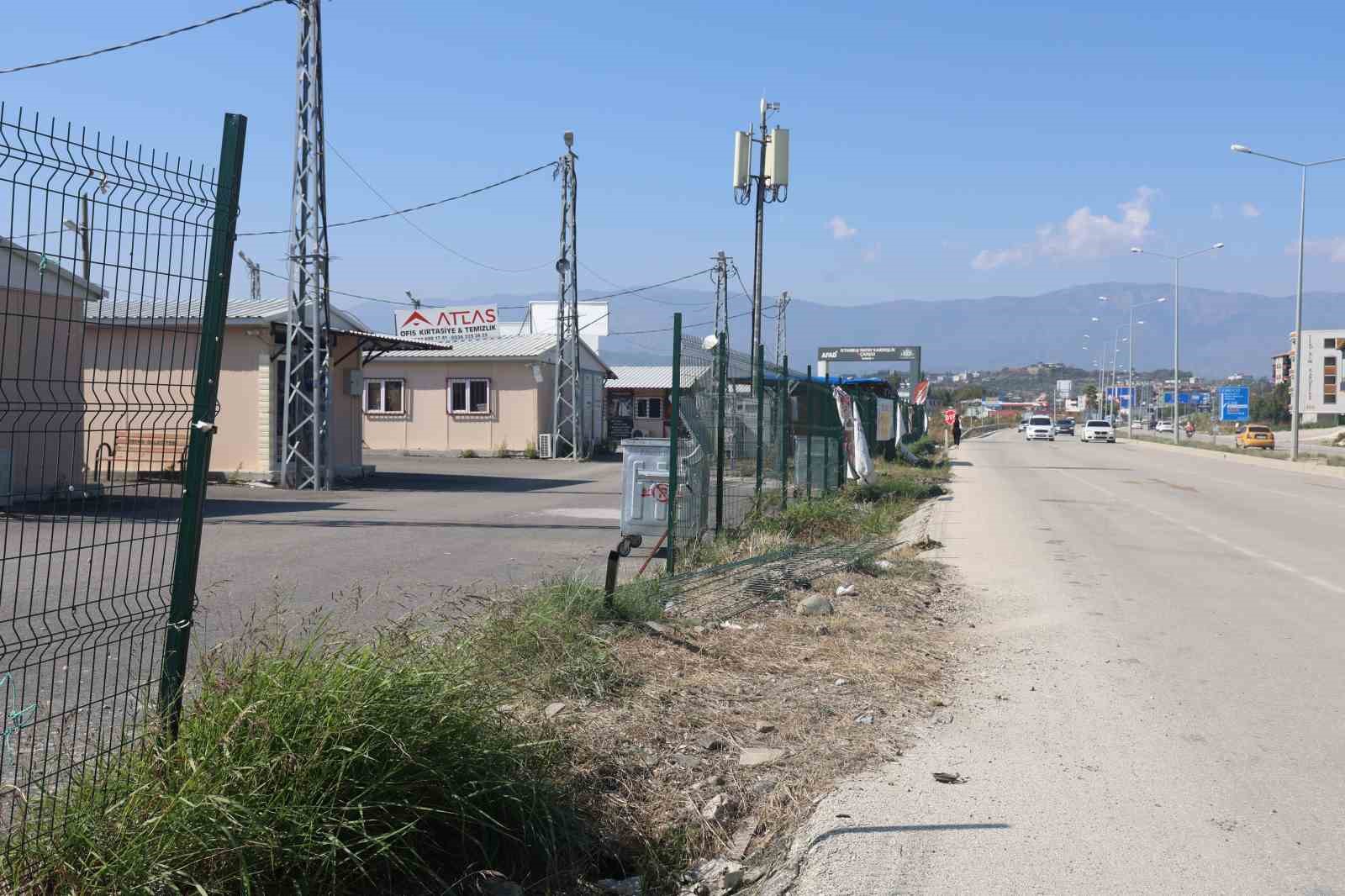 Otomobil, prefabrik iş yerinin içinden geçerek başka iş yerine çarptı: O anlar kamerada
