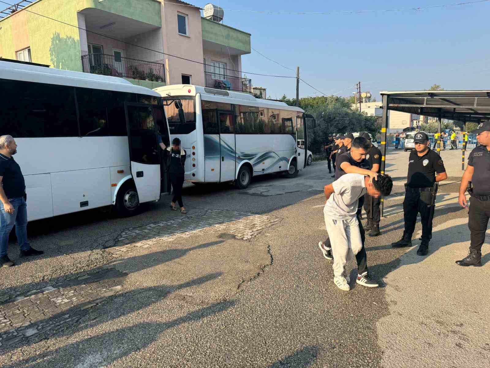 14 yaşındaki kız çocuğuna istismar iddiasıyla 18 kişi adliyeye sevk edildi
