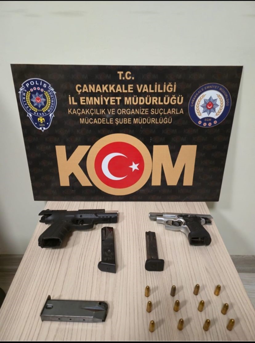 &Ccedil;anakkale&rsquo;de polis merkezi &ouml;n&uuml;nde 6 kişinin yaralandığı silahlı &ccedil;atışmanın ş&uuml;phelileri adliyeye sevk edildi
