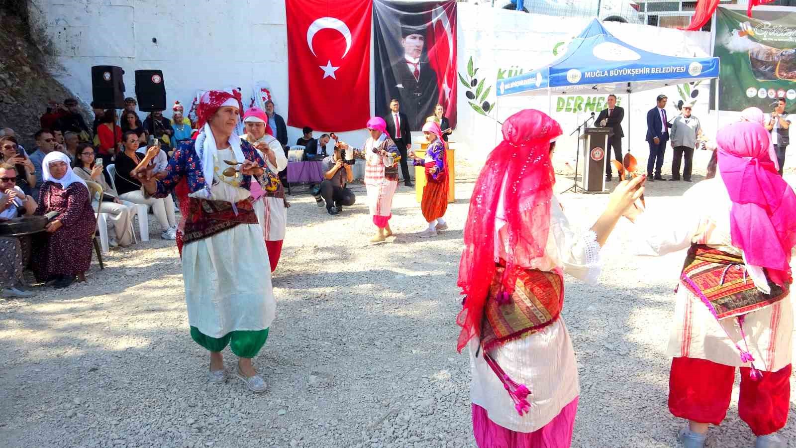 Göktepe’nin kadınları hamur leğenleriyle kültürlerine ritim katıyor
