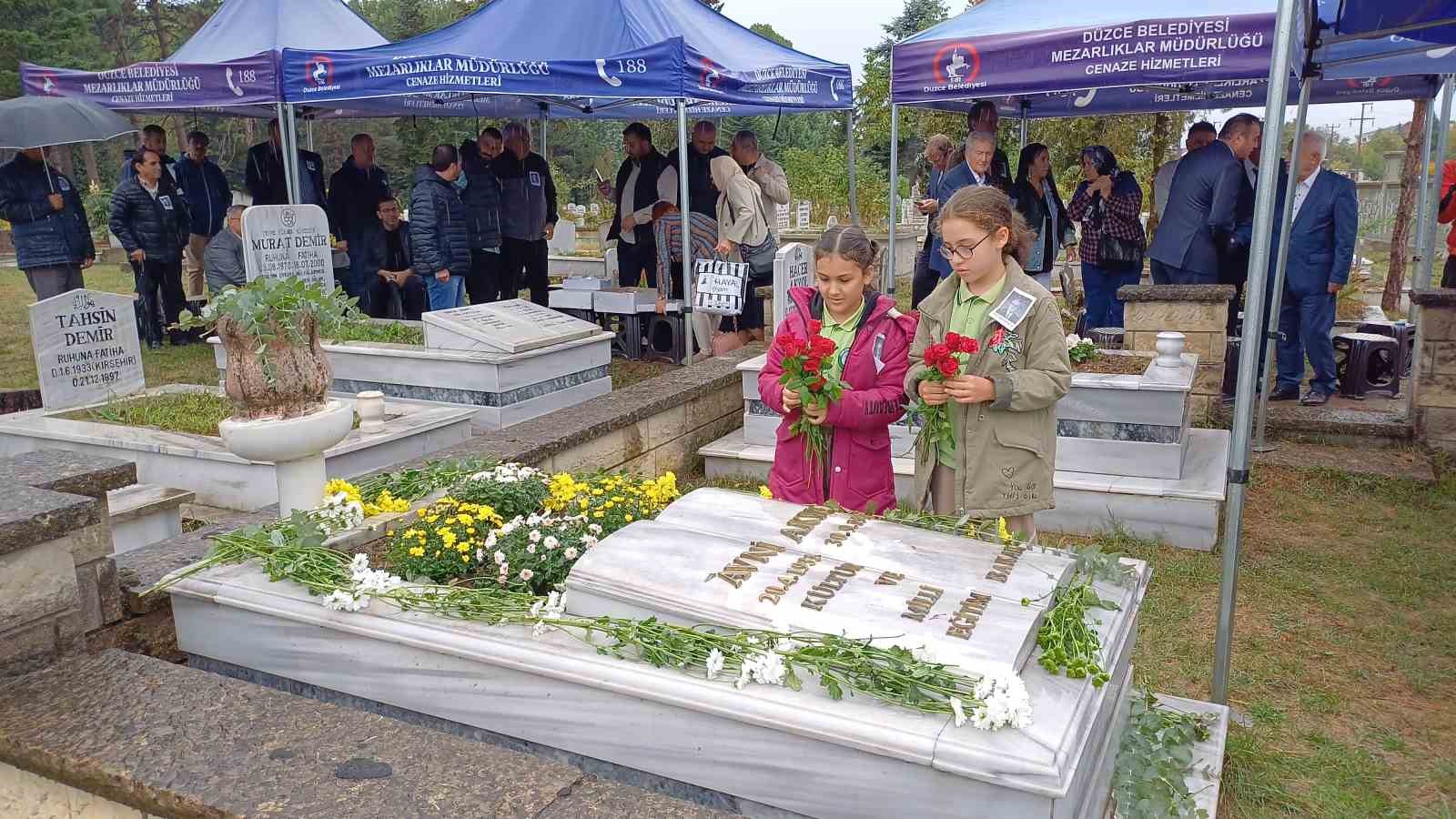 Eski Bakan Avni Akyol kabri başında anıldı
