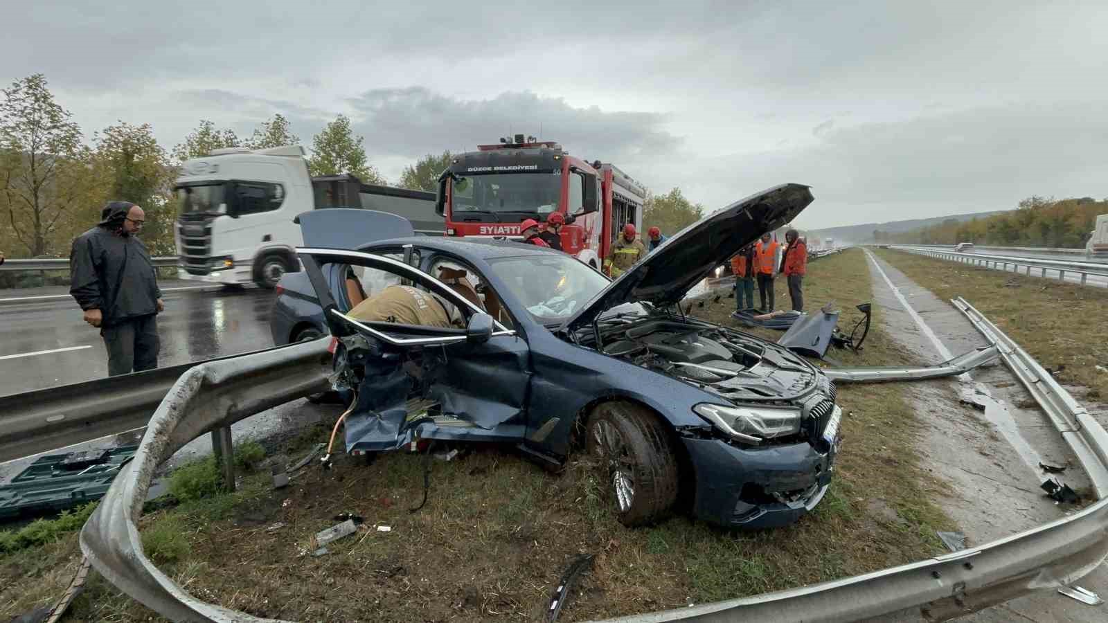 Otoyolda bariyerleri yerinden söken lüks otomobil hurdaya döndü: 2 yaralı