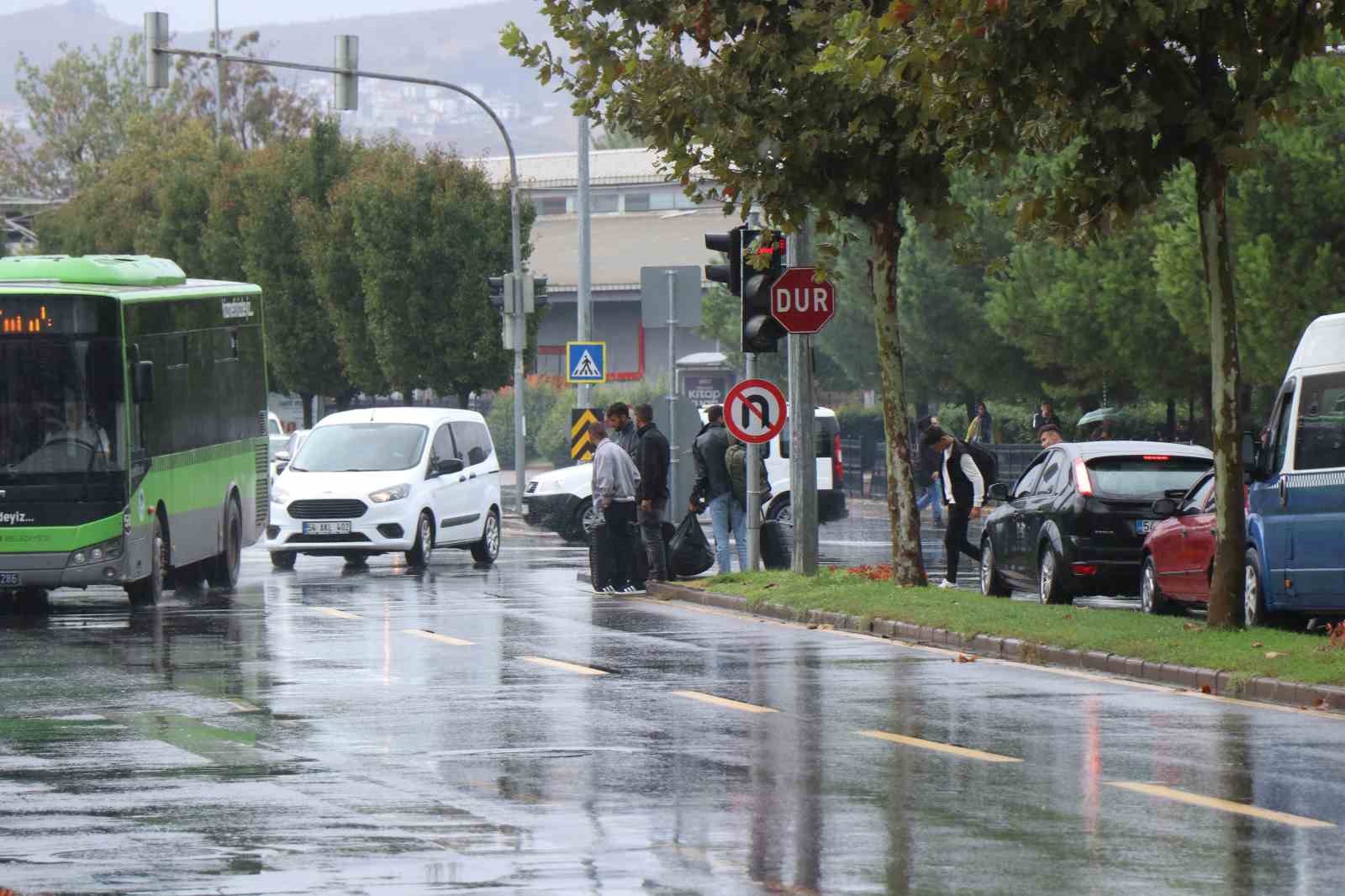 Kimi şemsiyeyle kimi eşyasıyla yağmurdan korunmaya çalıştı
