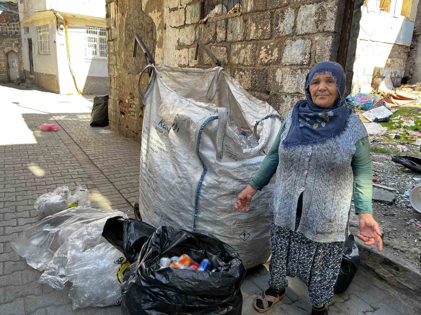 Diyarbakır’da 65 yaşındaki kadın, 20 yıldır çöp toplayarak geçimini sağlıyor
