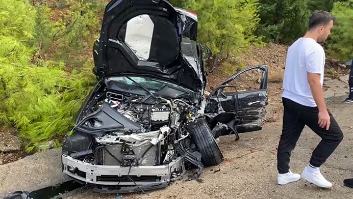 Isparta-Antalya kara yolunda otomobil kamyonla çarpıştı: 1’i ağır 3 yaralı
