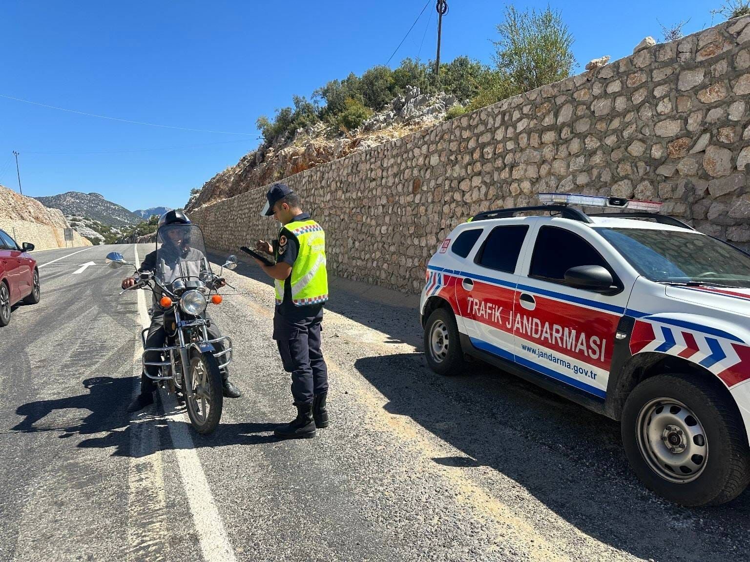 Antalya’da kurallara uymayan motosiklet sürücülerine ceza yağdı
