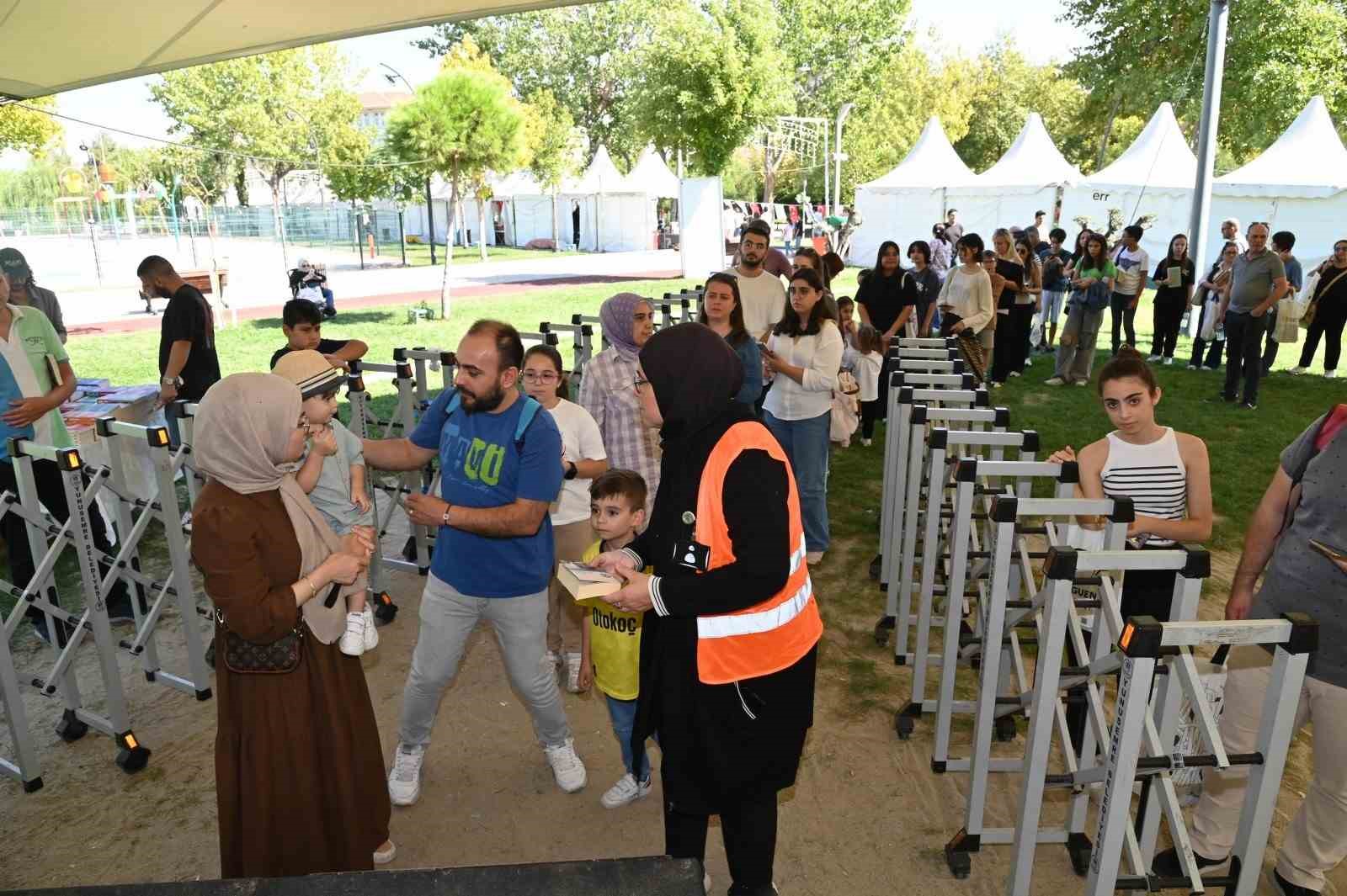 Manisa Kitap Fuarı ünlü yazarlarla final yaptı
