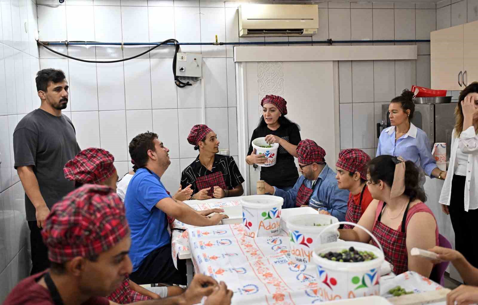 Özel çocuklardan bahçeden sofraya zeytin üretimi