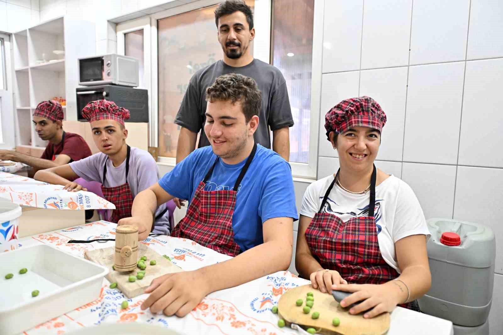 Özel çocuklardan bahçeden sofraya zeytin üretimi
