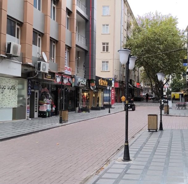 Kırşehir&rsquo;de şiddetli r&uuml;zgar nedeniyle sokaklar boşaldı 