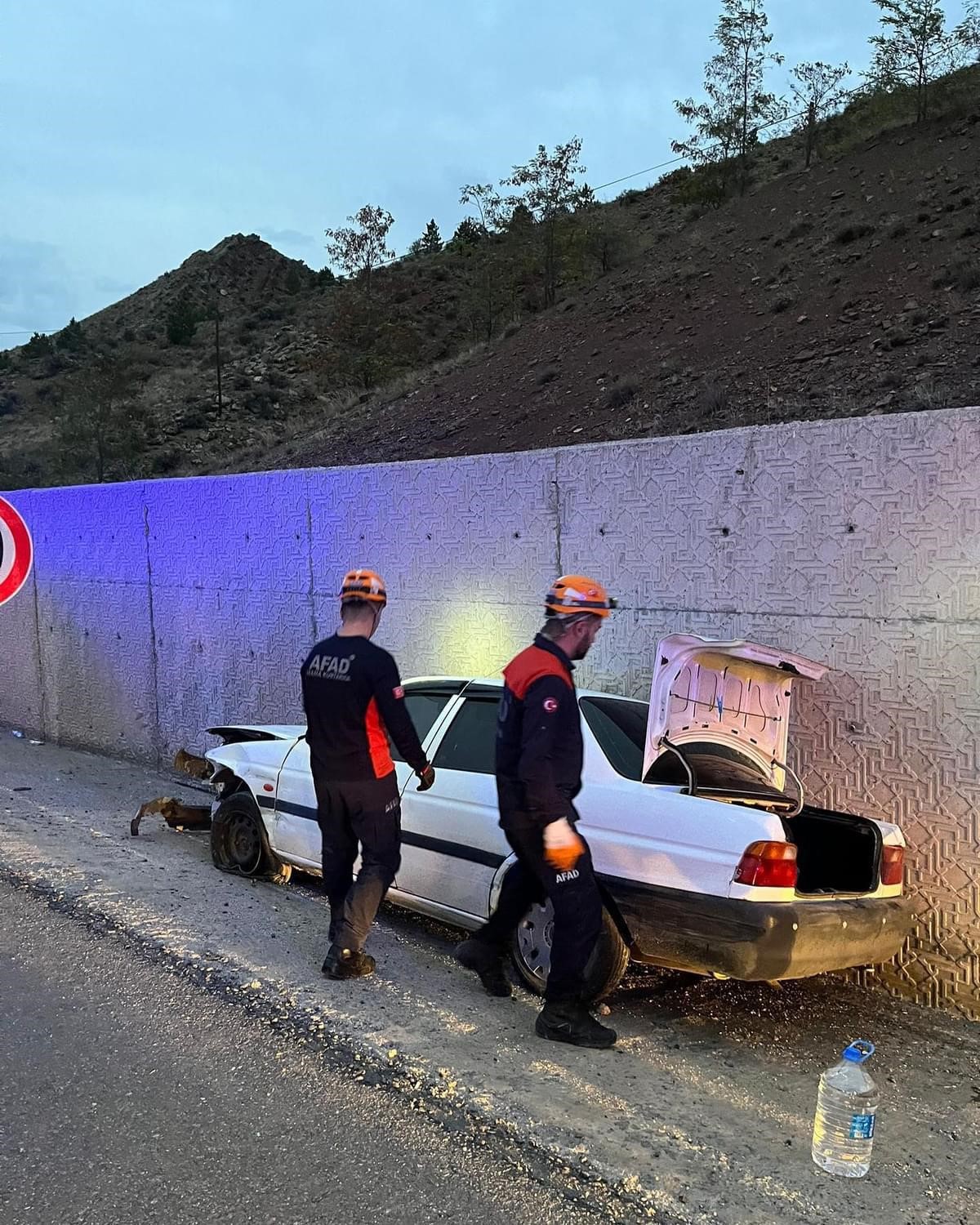 Önce yolcu otobüsüne ardından istinat duvarına çarptı: 5 yaralı 