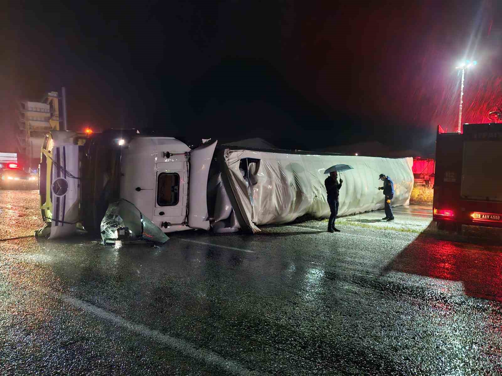 Çorum’da tır devrildi: 2 yaralı