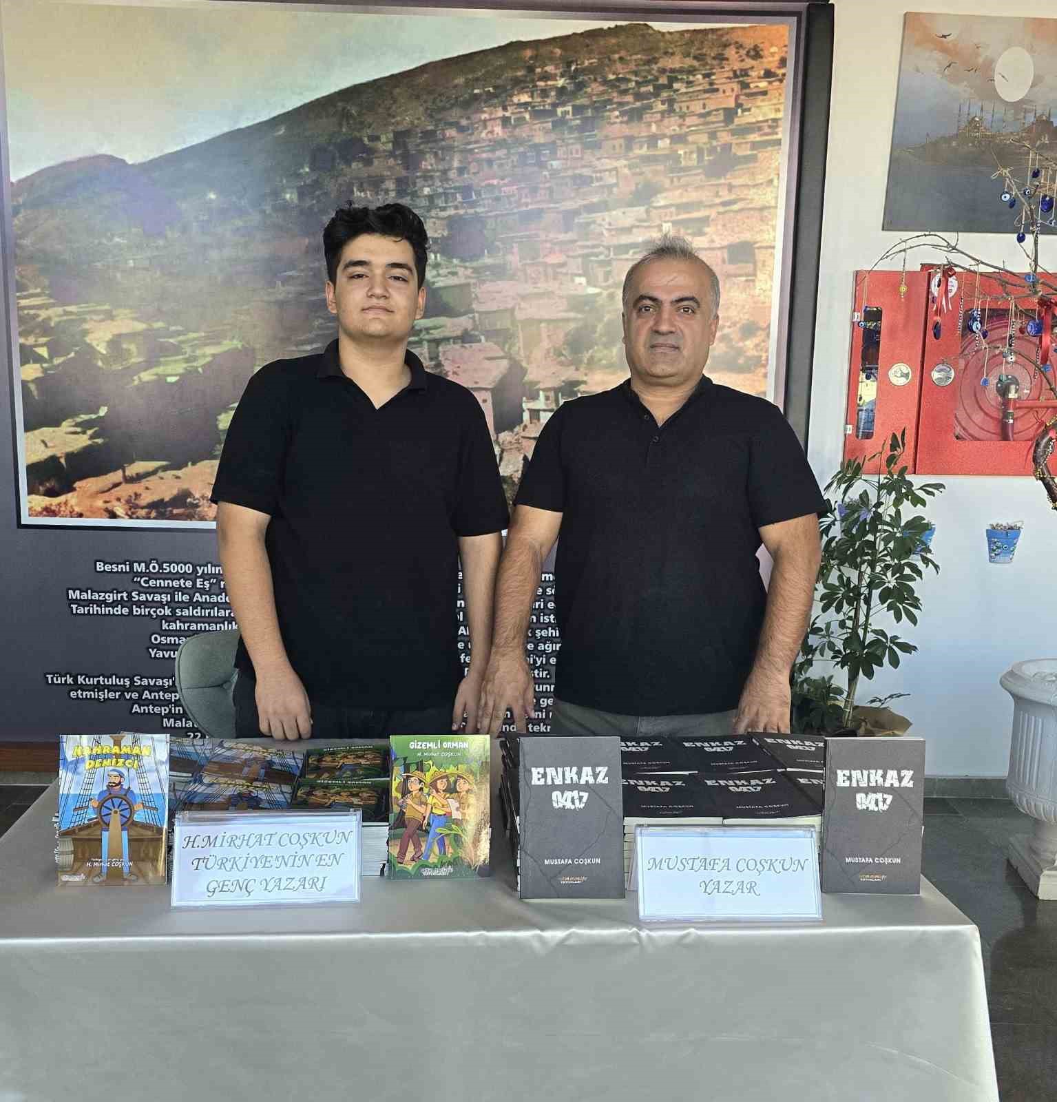 Yazar baba-oğul, aynı imza g&uuml;n&uuml;nde okurlardan b&uuml;y&uuml;k ilgi g&ouml;rd&uuml;
