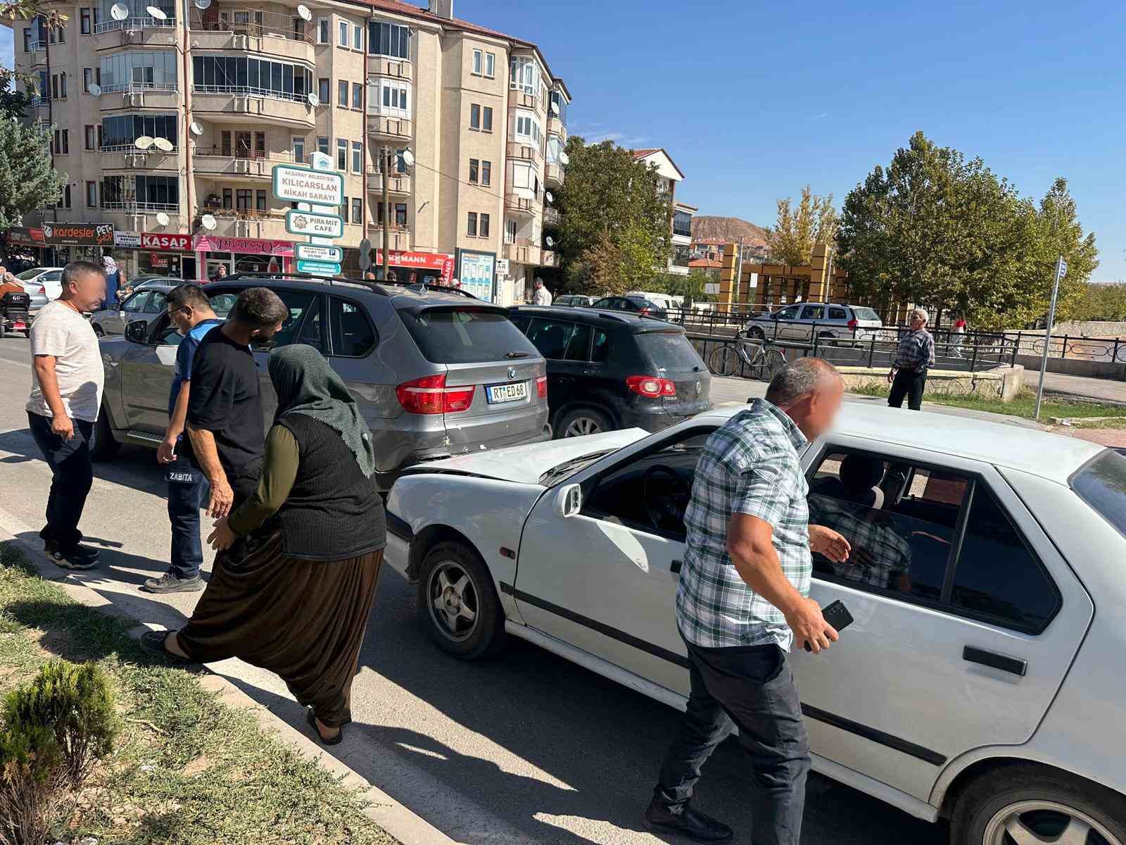 Aksaray’da otomobil cipe arkadan çarptı: 2 yaralı
