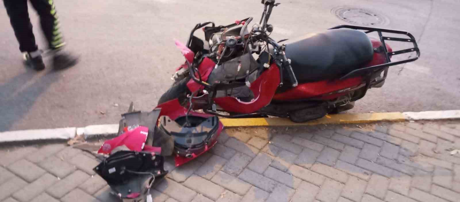 Edirne&rsquo;de otomobil ile elektrikli motosiklet &ccedil;arpıştı: 2 yaralı
