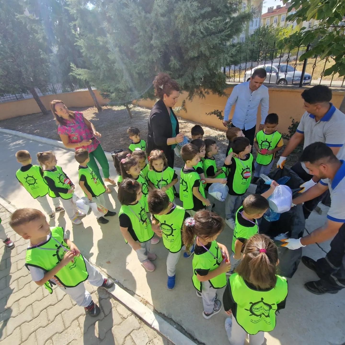 Uzunk&ouml;pr&uuml;&rsquo;de minik &ouml;ğrenciler &ccedil;evre temizliği yaptı
