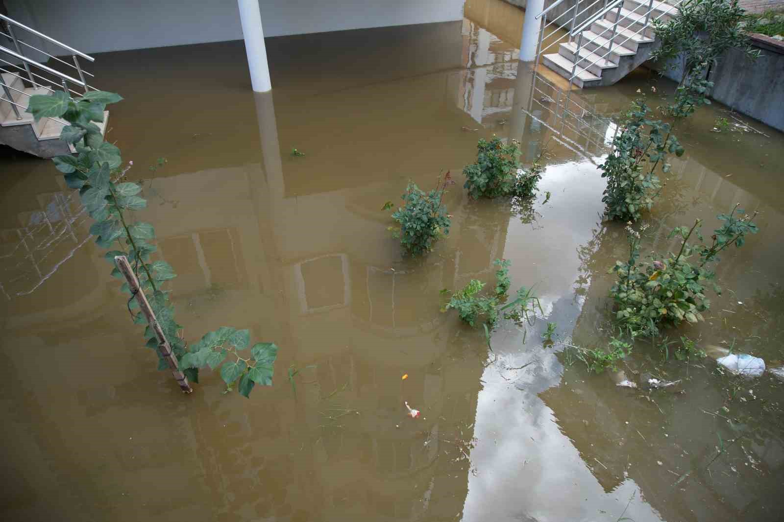 Edirne’de sağanak nedeniyle zemin katları su bastı