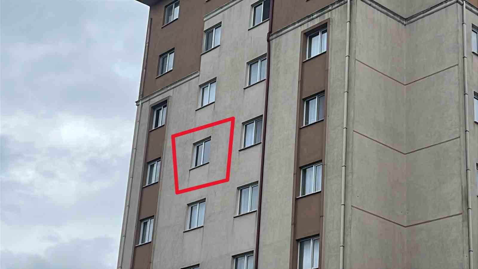 Pencereden d&uuml;şen yaşlı adam hayatını kaybetti
