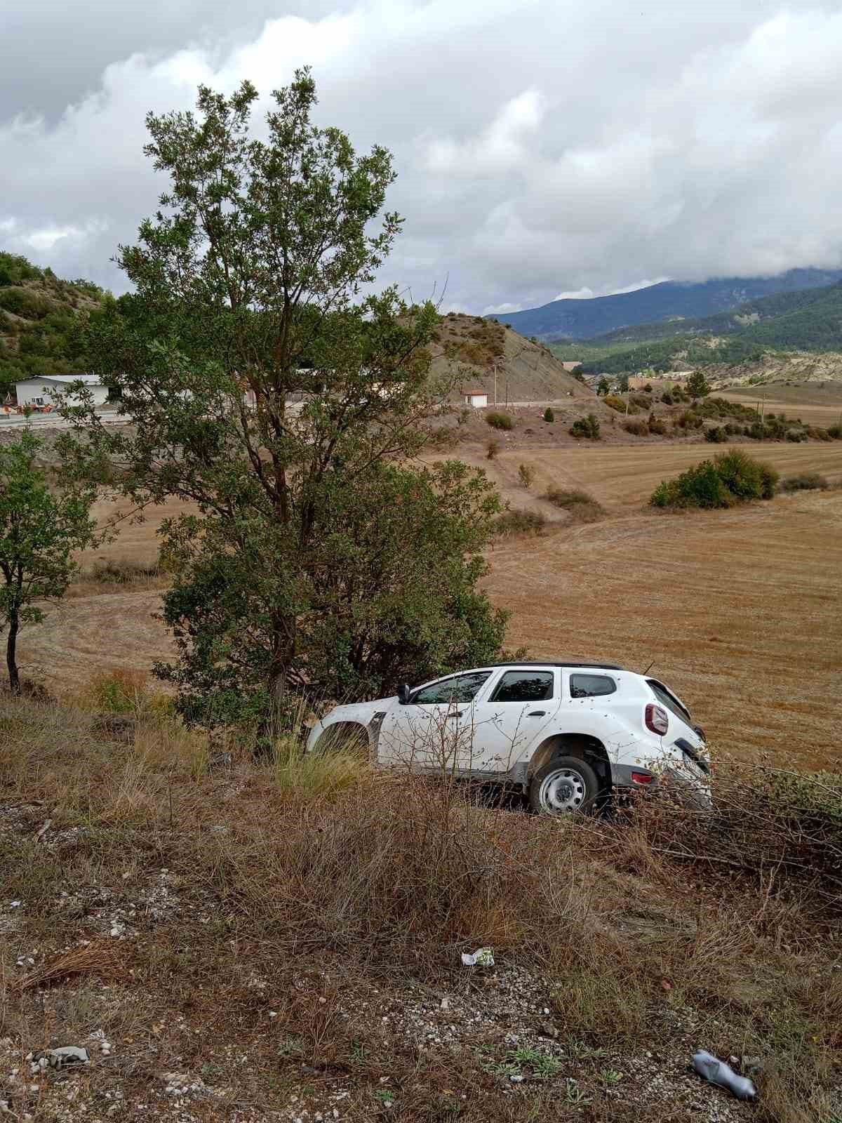 Yoldan çıkan cip devrilmekten son anda kurtuldu