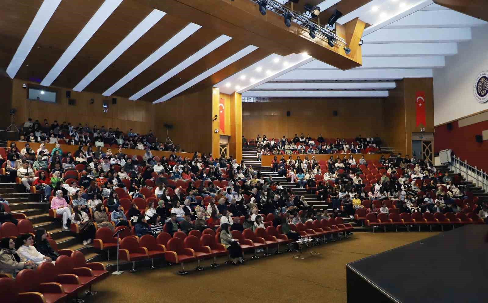 Atat&uuml;rk &Uuml;niversitesinde 2024-2025 Akademik Yılı, &ldquo;Kamp&uuml;se hoş geldin&rdquo; oryantasyon programıyla başladı
