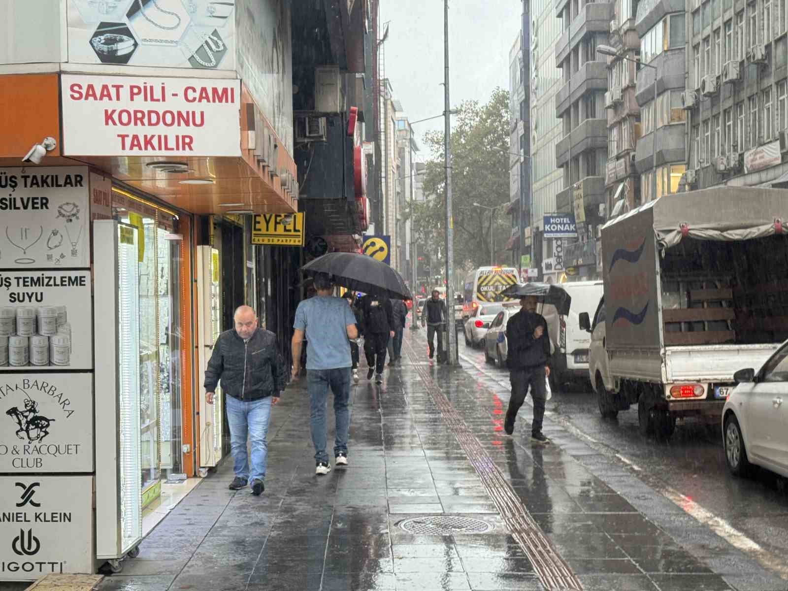 Yağmura hazırlıksız yakalandılar
