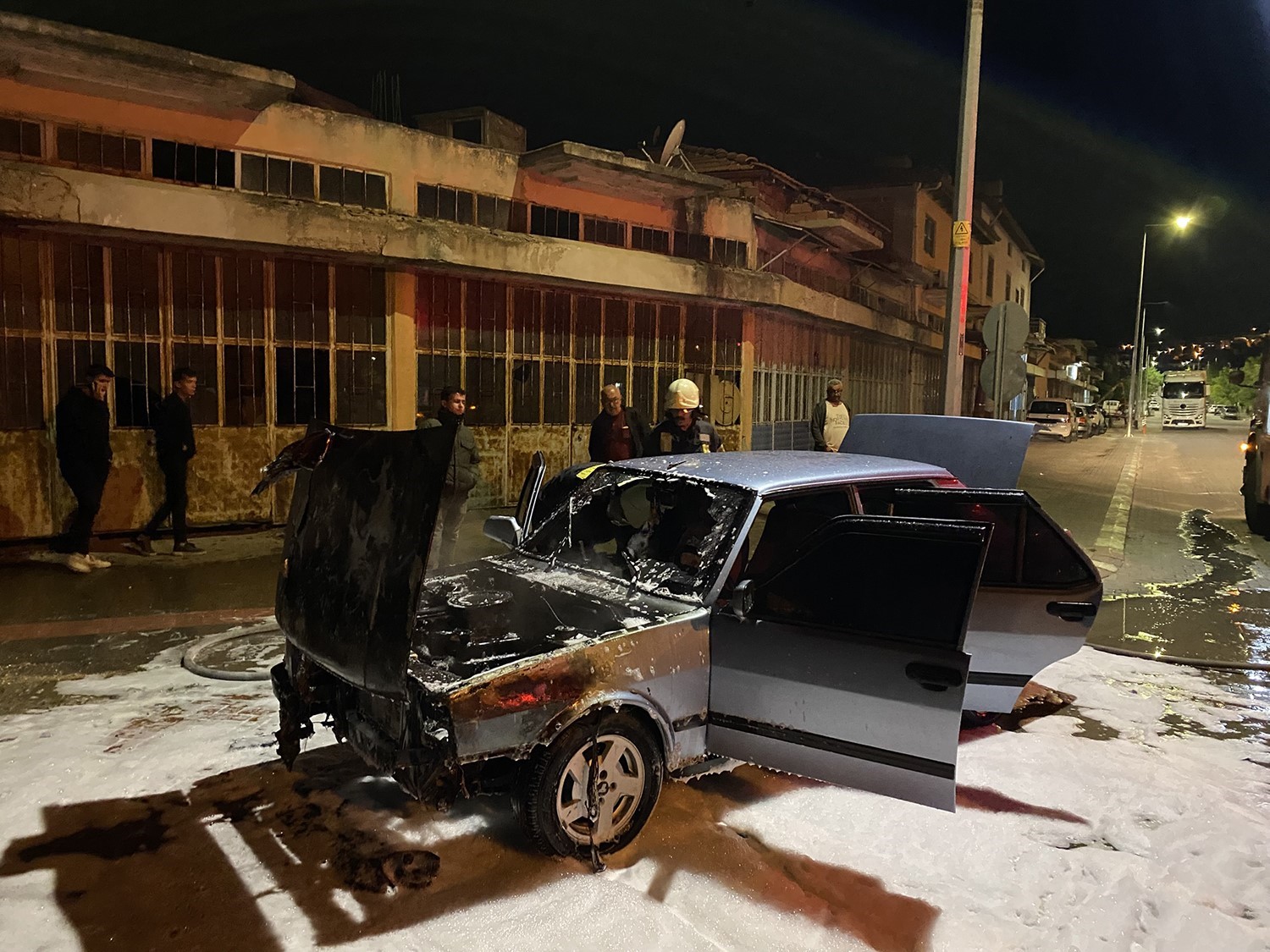 Seyir halindeki otomobil alev aldı