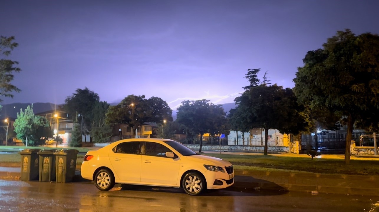 Erzincan’da sağanak yağışla birlikte çakan şimşekler gökyüzünü aydınlattı