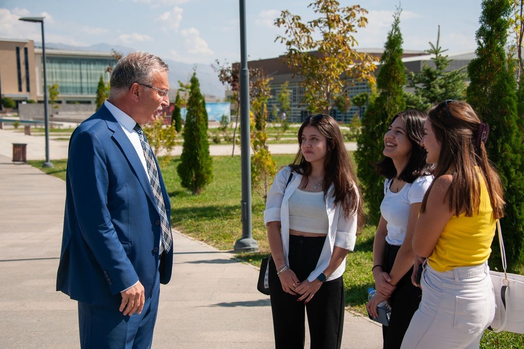 Rektör Levent, yeni eğitim-öğretim dönemi haftasında öğrencilerle buluştu