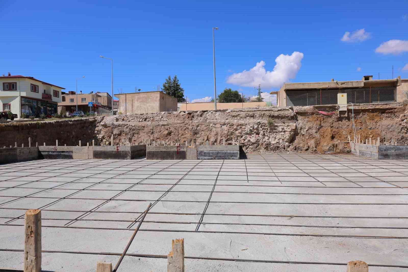 Tarihi tünel ve kemer çevresinde inşaat